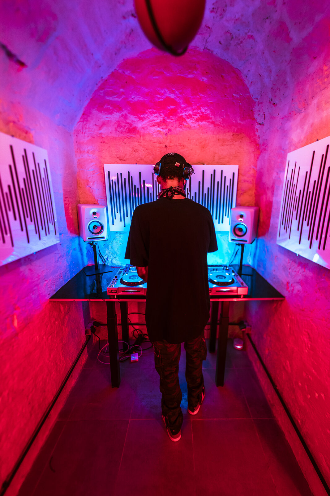 DJ en entraînement dans la Magic Room du Wonder Lab