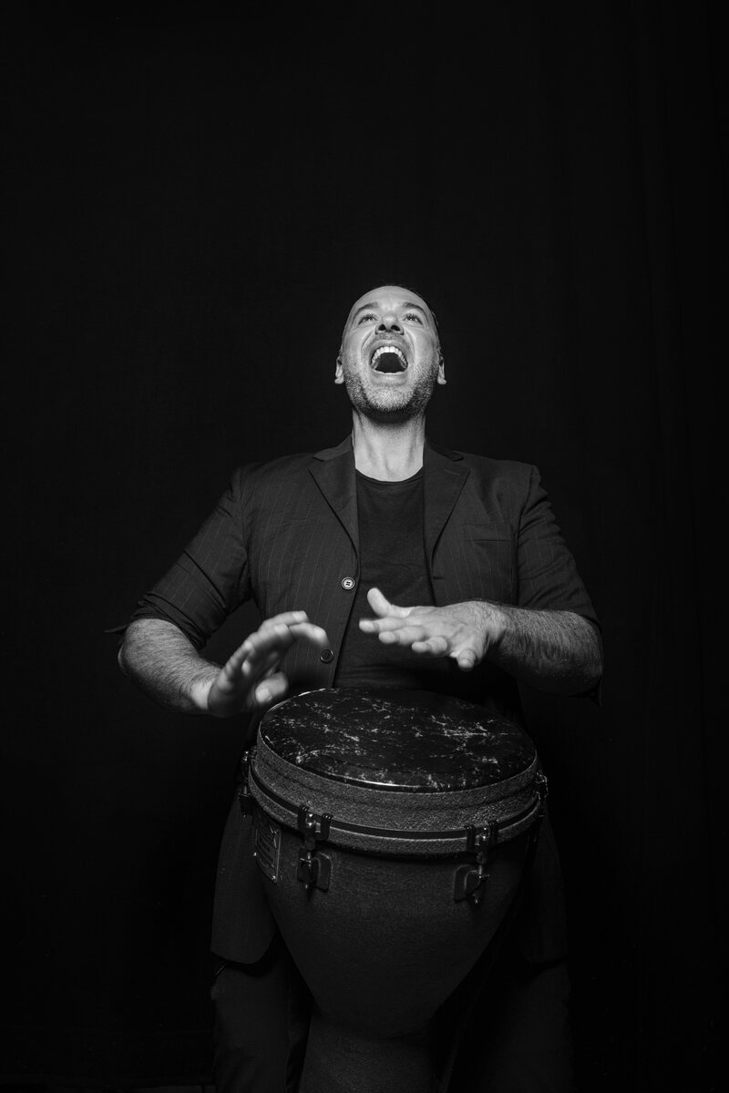 Percussionniste Moses Production en performance