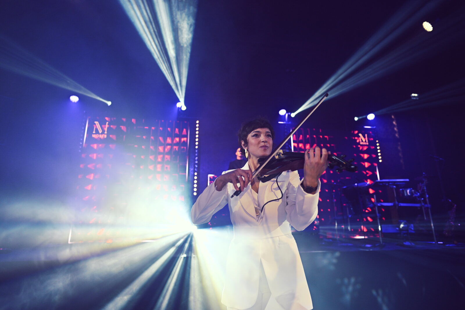 Violoniste Moses Production en plein show sous les faisceaux de scène